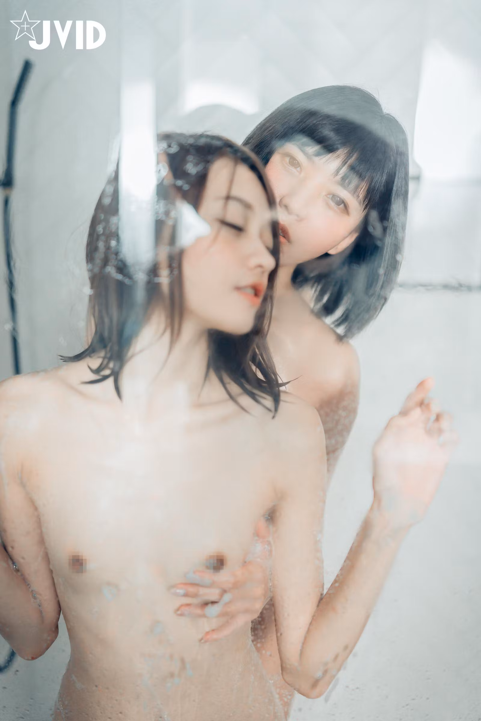 妍妍戴眼镜身穿粉色居家睡衣依偎在果寶寶怀里